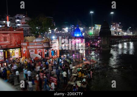 vista notturna del tempio della dea ganga a har ki pauri ghat haridwar,Uttrakhand,India Foto Stock