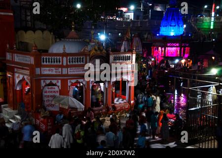 vista notturna del tempio della dea ganga a har ki pauri ghat haridwar,Uttrakhand,India Foto Stock