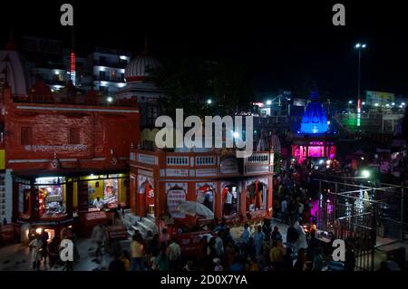 vista notturna del tempio della dea ganga a har ki pauri ghat haridwar,Uttrakhand,India Foto Stock