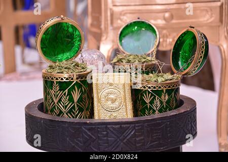 Foglie di hennè. In un vaso marocchino decorato. Forniture per matrimoni marocchine Foto Stock