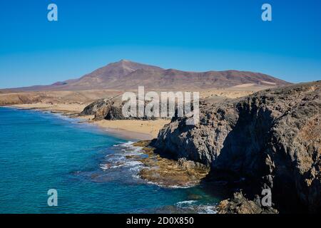 Bellissimo paesaggio a Lanzarote con le spiagge Playa de la Cera e Playa del Pozo Foto Stock