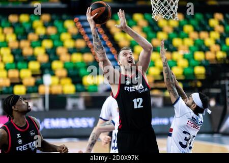 Bilbao, Paesi Baschi, SPAGNA. 3 ottobre 2020. 03 ottobre 2020, Bilbao, Paesi Baschi, SPAGNA: ONDREJ BALVIN (12) salta al cesto contro KASSIUS ROBERTSON (30) durante la Liga Endesa settimana 4 gioco tra Bilbao Basket e Obradoiro a Miriilla Bilbao Arena. Credit: EDU del Fresno/ZUMA Wire/Alamy Live News Foto Stock