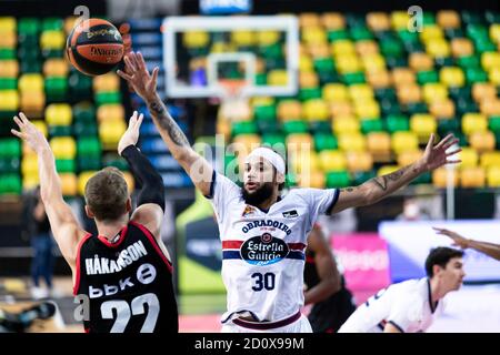 Bilbao, Paesi Baschi, SPAGNA. 3 ottobre 2020. 03 ottobre 2020, Bilbao, Paesi Baschi, SPAGNA: LUDDE HAKANSON (22) passa la palla contro KASSIUS ROBERTSON (30) durante la Liga Endesa settimana 4 gioco tra Bilbao Basket e Obradoiro a Miriilla Bilbao Arena. Credit: EDU del Fresno/ZUMA Wire/Alamy Live News Foto Stock