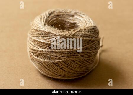 Una bobina di corda di iuta usata per il lavoro d'ago e l'artigianato. Foto Stock