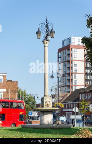 The Fountain Roundabout and High Street, New Malden, Royal Borough of Kingston Upon Thames, Greater London, England, United Kingdom Foto Stock