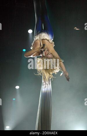 Jane Krakowski si esibisce al 'Broadway Bares XIII: Back to Burlesque' al Roseland Ballroom di New York il 15 giugno 2003. Foto: Henry McGee/MediaPunch Foto Stock