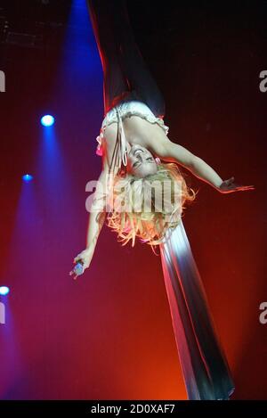 Jane Krakowski si esibisce al 'Broadway Bares XIII: Back to Burlesque' al Roseland Ballroom di New York il 15 giugno 2003. Foto: Henry McGee/MediaPunch Foto Stock