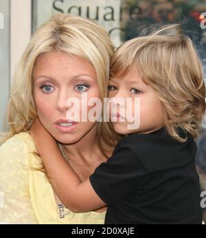 Kelly Ripa con il figlio Joaquin Consuelos ha girato un segmento con un dinosauro a grandezza naturale tratto da "Walking with Dinosaurs-the Live Experience" su "Live with Regis and Kelly" all'esterno dell'ABC Studio di New York il 15 agosto 2007. Foto: Henry McGee/MediaPunch Foto Stock