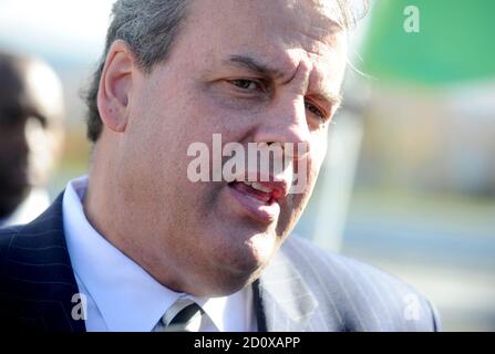 Cranbury, Stati Uniti d'America. 26 Ottobre 2014. CRANBURY TOWNSHIP, N.J - OTTOBRE 24: GOV. Chris Christie, commissario per i trasporti Jamie Fox, presidente del Senato Stephen Sweeney e direttore esecutivo della Turnpike Authority Joseph Mrozek sono tra i funzionari a portata di mano per la cerimonia di taglio del nastro per la allargata New Jersey Turnpike, alle 11 presso la Molly Pitcher Service Area il 24 ottobre 2014 Cranbury New Jersey persone: Gov. Chris Christie Credit: Storms Media Group/Alamy Live News Foto Stock