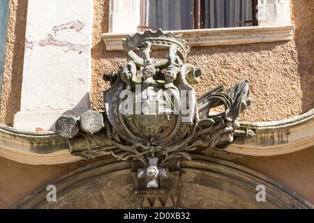 Stemma in pietra della famiglia Starhemberg sopra la porta di casa barocca costruita nel 1770, Templom utca, Sopron, Ungheria Foto Stock