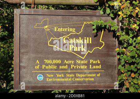 Ingresso al cartello Catskill Park, cartello marrone per le terre pubbliche e statali dello stato di New York con fogliame autunnale Foto Stock