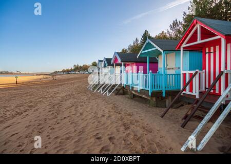 beach capanne e spiaggia di sabbia a pozzi vicino al mare sulla costa nord del norfolk regno unito sole invernale inghilterra Foto Stock