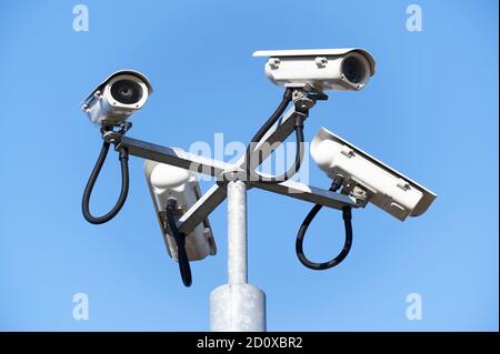 Telecamera CCTV in cielo che guarda le persone sulla strada Foto Stock