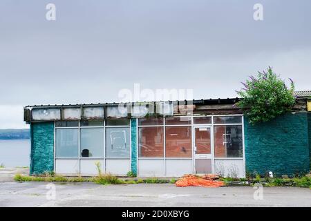 Derelict abbandonato negozio di affari in poveri alloggi crisi ghetto proprietà Slum Paisley Foto Stock