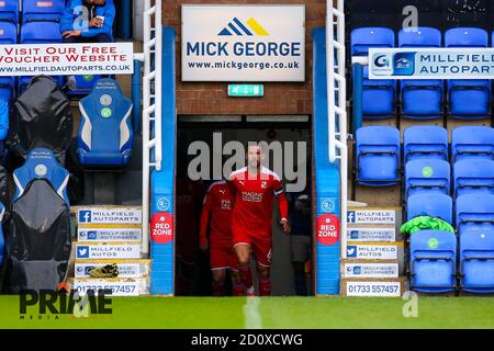 Peterborough, Regno Unito. 03 ottobre 2020. Mathieu Baudry di Swindon Town conduce i visitatori fuori dal tunnel prima della partita della Sky Bet League 1 disputata a porte chiuse tra Peterborough e Swindon Town a London Road, Peterborough, Inghilterra. Giocato senza sostenitori in grado di partecipare a causa delle attuali regole del governo durante la pandemia COVID-19 il 3 ottobre 2020. Foto di Nick Browning/prime Media Images. Credit: Prime Media Images/Alamy Live News Foto Stock