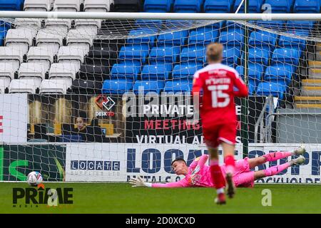 Peterborough, Regno Unito. 03 ottobre 2020. Il portiere Matej Kovar di Swindon Town (in prestito da Manchester United) fa un risparmio durante la partita della Sky Bet League 1 giocata a porte chiuse tra Peterborough e Swindon Town a London Road, Peterborough, Inghilterra. Giocato senza sostenitori in grado di partecipare a causa delle attuali regole del governo durante la pandemia COVID-19 il 3 ottobre 2020. Foto di Nick Browning/prime Media Images. Credit: Prime Media Images/Alamy Live News Foto Stock