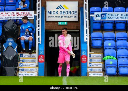 Peterborough, Regno Unito. 03 ottobre 2020. Il portiere Matej Kovar di Swindon Town (in prestito da Manchester United) emerge dal tunnel prima della partita della Sky Bet League 1 giocata a porte chiuse tra Peterborough e Swindon Town a London Road, Peterborough, Inghilterra. Giocato senza sostenitori in grado di partecipare a causa delle attuali regole del governo durante la pandemia COVID-19 il 3 ottobre 2020. Foto di Nick Browning/prime Media Images. Credit: Prime Media Images/Alamy Live News Foto Stock