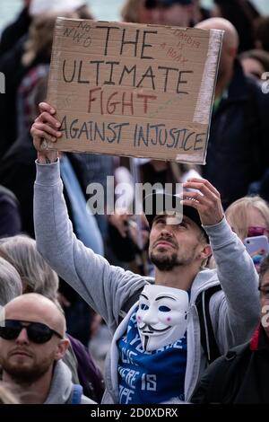 Migliaia di manifestanti privi di confusione ignorano le distanze sociali per ‘non siamo d’accordo’ per la protesta e il raduno anti-blocco a Trafalgar Square, Londra, Regno Unito. Foto Stock