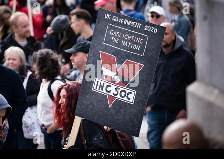 Migliaia di manifestanti privi di confusione ignorano le distanze sociali per ‘non siamo d’accordo’ per la protesta e il raduno anti-blocco a Trafalgar Square, Londra, Regno Unito. Foto Stock