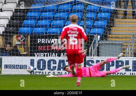 Peterborough, Regno Unito. 03 ottobre 2020. Il portiere Matej Kovar di Swindon Town (in prestito da Manchester United) fa un risparmio durante la partita della Sky Bet League 1 giocata a porte chiuse tra Peterborough e Swindon Town a London Road, Peterborough, Inghilterra. Giocato senza sostenitori in grado di partecipare a causa delle attuali regole del governo durante la pandemia COVID-19 il 3 ottobre 2020. Foto di Nick Browning/prime Media Images. Credit: Prime Media Images/Alamy Live News Foto Stock