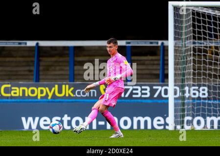 Peterborough, Regno Unito. 03 ottobre 2020. Il portiere Matej Kovar di Swindon Town (in prestito da Manchester United) gioca la palla fuori alla sua difesa durante la partita Sky Bet League 1 giocata a porte chiuse tra Peterborough e Swindon Town a London Road, Peterborough, Inghilterra. Giocato senza sostenitori in grado di partecipare a causa delle attuali regole del governo durante la pandemia COVID-19 il 3 ottobre 2020. Foto di Nick Browning/prime Media Images. Credit: Prime Media Images/Alamy Live News Foto Stock