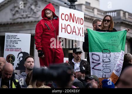 Migliaia di manifestanti privi di confusione ignorano le distanze sociali per ‘non siamo d’accordo’ per la protesta e il raduno anti-blocco a Trafalgar Square, Londra, Regno Unito. Foto Stock