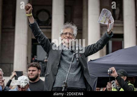 Migliaia di manifestanti privi di confusione ignorano le distanze sociali per ‘non siamo d’accordo’ per la protesta e il raduno anti-blocco a Trafalgar Square, Londra, Regno Unito. Foto Stock