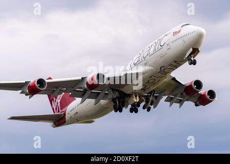 Virgin Atlantic Boeing 747 Jumbo Jet Plane decollo dall'aeroporto Heathrow di Londra, Regno Unito, dopo essere stato immagazzinato. Pensionamento prematuro dovuto COVID19. Partenza Foto Stock