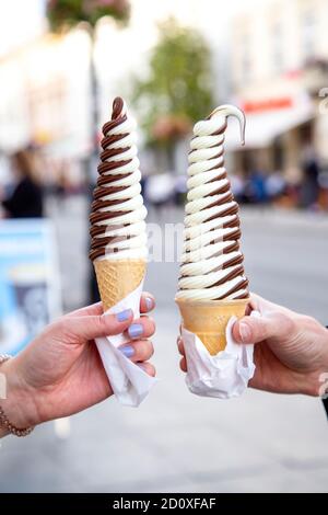 Gelato alla polacca dolce świderki a Nowy Swiat, Varsavia, Polonia Foto Stock