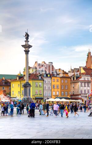 Piazza del Castello nel centro storico di Varsavia con la colonna di Zygmunt sulla sinistra, Varsavia, Polonia Foto Stock