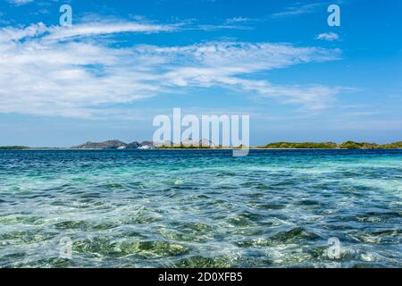 Vista di Gran Roque dall'isola di Francisky nel Mar dei caraibi (Arcipelago di Los Roques, Venezuela). Foto Stock