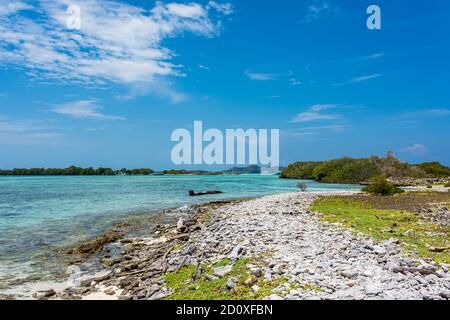 Vista dell'isola di Francisky nel Mar dei caraibi con l'isola di Gran Roque sullo sfondo (Arcipelago di Los Roques, Venezuela). Foto Stock