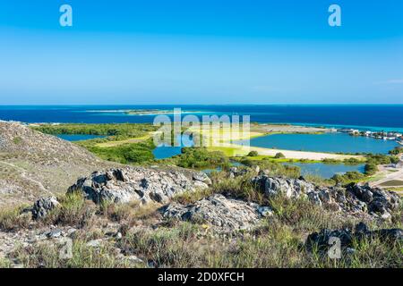 Vista dall'alto del villaggio sull'isola di Gran Roques con l'aeroporto turistico (Arcipelago di Los Roques, Venezuela). Foto Stock