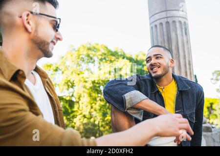 Ritratto di felice coppia gay di trascorrere del tempo insieme e avente una data al parco. Lgbt e il concetto di amore. Foto Stock