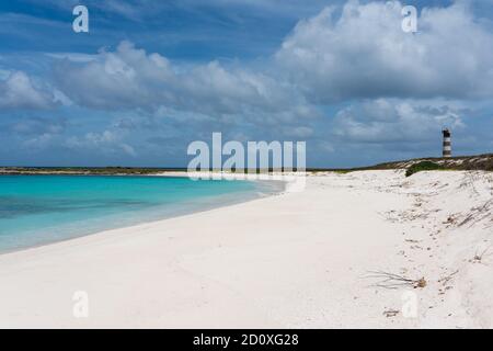 Isola tropicale con il faro a Cayo de Agua (Arcipelago di Los Roques, Venezuela). Foto Stock