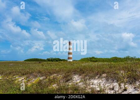 Isola tropicale con il faro a Cayo de Agua (Arcipelago di Los Roques, Venezuela). Foto Stock