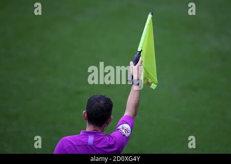 Swansea, Regno Unito. 03 ottobre 2020. L'arbitro assistente solleva la sua bandiera per offside. EFL Skybet Championship, Swansea City contro Millwall al Liberty Stadium di Swansea sabato 3 ottobre 2020. Questa immagine può essere utilizzata solo per scopi editoriali. Solo per uso editoriale, è richiesta una licenza per uso commerciale. Nessun utilizzo nelle scommesse, nei giochi o nelle pubblicazioni di un singolo club/campionato/giocatore. pic di Andrew Orchard/Andrew Orchard sports photography/Alamy Live news Credit: Andrew Orchard sports photography/Alamy Live News Foto Stock