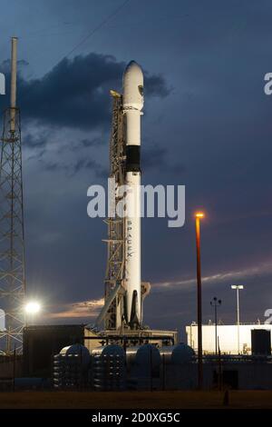 Kennedy Space Center, Stati Uniti. 03 ottobre 2020. Dopo il tramonto, un razzo SpaceX Falcon 9 è preparato per il lancio dal complesso 40 presso la Cape Canaveral Air Force Station, Florida, venerdì 2 ottobre 2020. Falcon potenzierà un satellite Global Positioning System per la US Space Force.il lancio è stato interrotto due secondi prima del liftoff. Foto di Joe Marino/UPI Credit: UPI/Alamy Live News Foto Stock