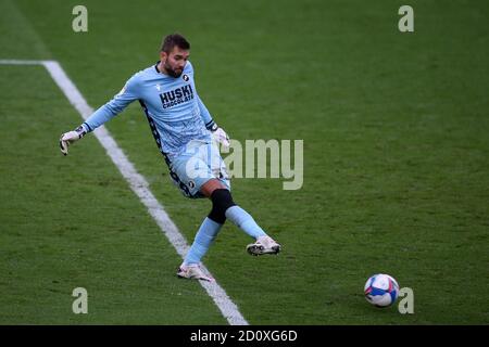 Swansea, Regno Unito. 03 ottobre 2020. Bartosz Bialkowski, il portiere di Millwall in azione. EFL Skybet Championship, Swansea City contro Millwall al Liberty Stadium di Swansea sabato 3 ottobre 2020. Questa immagine può essere utilizzata solo per scopi editoriali. Solo per uso editoriale, è richiesta una licenza per uso commerciale. Nessun utilizzo nelle scommesse, nei giochi o nelle pubblicazioni di un singolo club/campionato/giocatore. pic di Andrew Orchard/Andrew Orchard sports photography/Alamy Live news Credit: Andrew Orchard sports photography/Alamy Live News Foto Stock