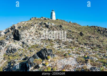 Vista del faro nella roccia più alta dell'isola di Gran Roque (arcipelago Los Roques, Venezuela). Foto Stock