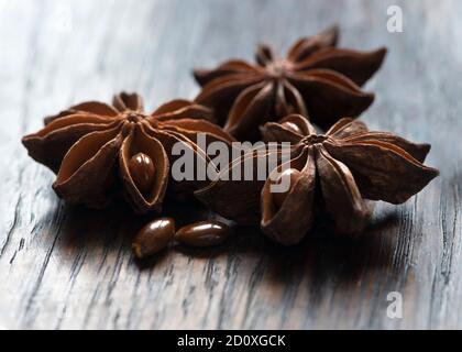 immagine macro, stella di anice e semi sparati in fuoco selettivo per lo spazio di copia su un tavolo di legno Foto Stock