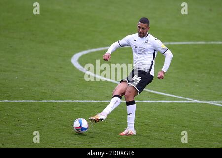 Swansea, Regno Unito. 03 ottobre 2020. Ben Cabango di Swansea City in Action.EFL Skybet Championship, Swansea City contro Millwall al Liberty Stadium di Swansea sabato 3 ottobre 2020. Questa immagine può essere utilizzata solo per scopi editoriali. Solo per uso editoriale, è richiesta una licenza per uso commerciale. Nessun utilizzo nelle scommesse, nei giochi o nelle pubblicazioni di un singolo club/campionato/giocatore. pic di Andrew Orchard/Andrew Orchard sports photography/Alamy Live news Credit: Andrew Orchard sports photography/Alamy Live News Foto Stock