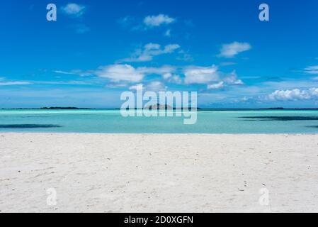 Spiaggia tropicale a Cayo Los Viejos, Saki Saki, nel Mar dei caraibi con l'isola di Gran Roque sullo sfondo (Arcipelago di Los Roques, Venezuela). Foto Stock