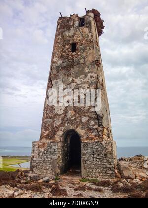 Vista sul vecchio faro dell'isola di Gran Roque (arcipelago di Los Roques, Venezuela). Foto Stock