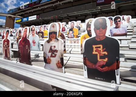 Stadio Alumni. 3 ottobre 2020. MA, USA; una vista generale dei ritagli di cartone negli stand prima della partita di calcio NCAA tra North Carolina Tar Heels e Boston College Eagles all'Alumni Stadium. Anthony Nesmith/CSM/Alamy Live News Foto Stock