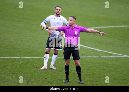 Swansea, Regno Unito. 03 ottobre 2020. L'arbitro Stephen Martin guarda sopra. EFL Skybet Championship, Swansea City contro Millwall al Liberty Stadium di Swansea sabato 3 ottobre 2020. Questa immagine può essere utilizzata solo per scopi editoriali. Solo per uso editoriale, è richiesta una licenza per uso commerciale. Nessun utilizzo nelle scommesse, nei giochi o nelle pubblicazioni di un singolo club/campionato/giocatore. pic di Andrew Orchard/Andrew Orchard sports photography/Alamy Live news Credit: Andrew Orchard sports photography/Alamy Live News Foto Stock