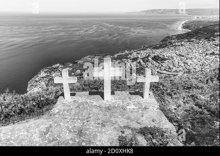 Le tre Iconiche Croci sulla cima del Monte Sant'Elia si affacciano sulla città di Palmi sul Mar Tirreno, in Italia Foto Stock