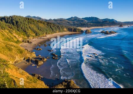 Vista aerea della costa dell'Oregon dallo stato di Ecola parcheggia durante una tarda giornata estiva Foto Stock