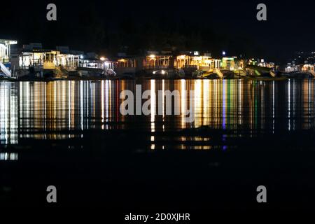 Srinagar, India. 03 ottobre 2020. Una vista notturna delle case galleggianti illuminate sul lago dal, a Srinagar, amministrazione indiana. Vita sul pittoresco lago di dal in una sosta come Shikaras sono vuoti e parcheggiati lungo i bordi del lago. Il turismo è la spina dorsale dell'economia del Kashmir. Centinaia di migliaia di persone associate all'industria dell'ospitalità e del turismo sono state colpite dalla situazione in corso in Kashmir. (Foto di Adil Abass/Pacific Press) (Foto di Eyepix Group/Pacific Press) Credit: Pacific Press Media Production Corp./Alamy Live News Foto Stock