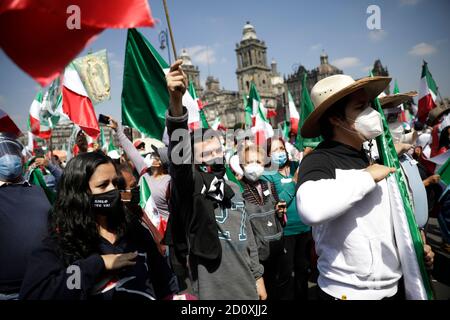 Città del Messico, Messico. 03 ottobre 2020. CITTÀ DEL MESSICO, MESSICO - 3 OTTOBRE: Un dimostratore del fronte Nazionale Anti-AMLO (FRENA) prendono parte durante una marcia per protestare contro il presidente del Messico Andres Manuel Lopez Obrador, più di 100,000 persone si uniscono alla marcia per chiedere le dimissioni di Lopez Obrador. Dal settembre 21, le tende sono state installate nello Zocalo chiedendo le dimissioni immediate del presidente del Messico. Il 3 ottobre 2020 a Città del Messico, Messico (Foto di Eyepix Group/Pacific Press) Credit: Pacific Press Media Production Corp./Alamy Live News Foto Stock